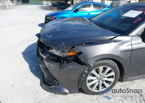 2020 Toyota Camry Le z USA, uszkodzony, nr VIN 4T1C11AK3LU983751